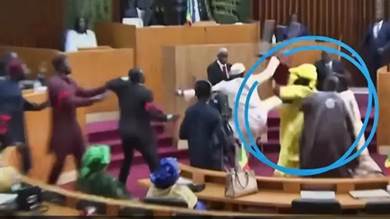 لكمات وضرب بالكراسي.. فيديو لعراك في البرلمان السنغالي